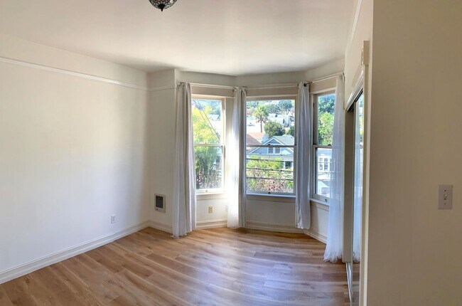 Building Photo - UPDATED BRIGHT 2BR/1BA  Top Floor Noe Noe ...