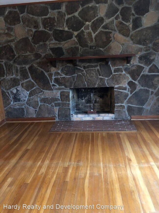 Building Photo - 2 br, 1 bath House - 4 Walton Way