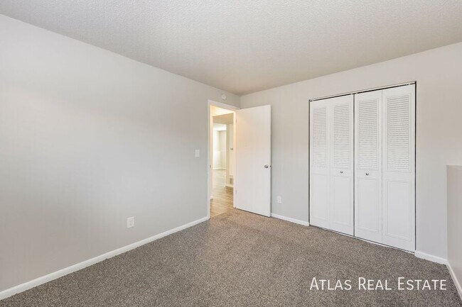 Foto del edificio - 4453 E Pikes Peak Ave