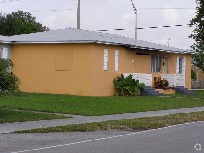 Building Photo - Flamingo Gardens