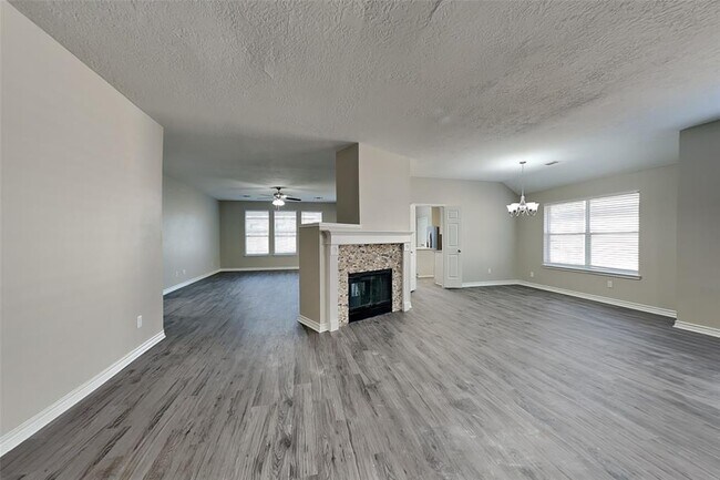 Foto del edificio - 3831 Lauderwood Ln