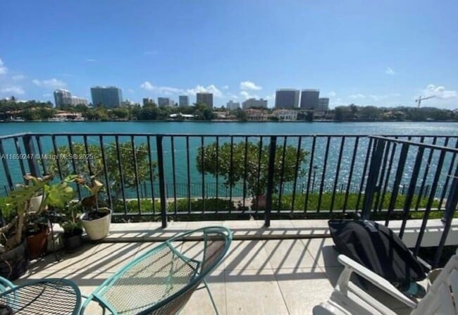 Foto del edificio - 10101 E Bay Harbor Dr