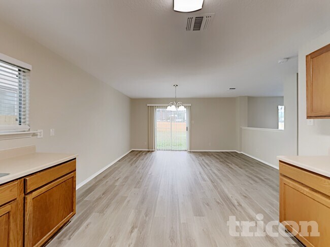 Foto del edificio - 8203 Maple Meadow Dr