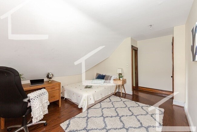 Building Photo - Stunning Gut-Renovated 5 Bedroom Apartment...