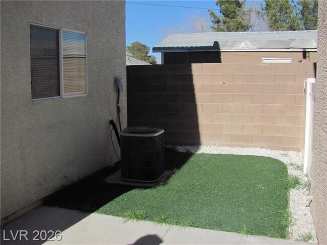 Building Photo - 5270 Paradise Skies Ave