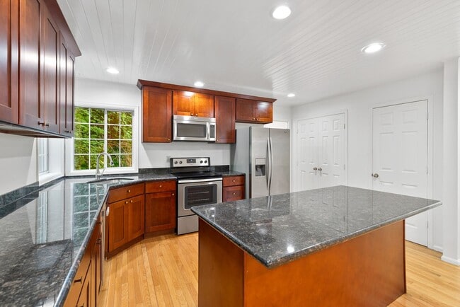 Building Photo - Beautiful 3-bedroom, 3-bath home on corner lot!