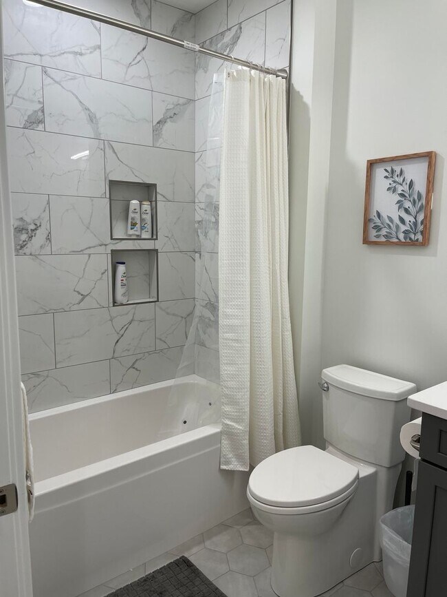 Foto del edificio - **  AVAILABLE AUGUST 2026  **  Beautiful Downtown Apartment with Private Rooftop Deck  Call to in...