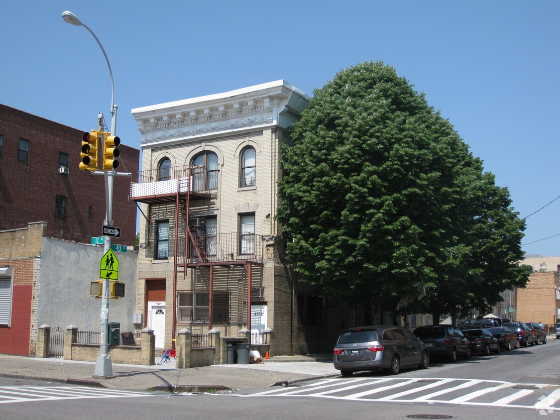 Primary Photo - 4302 12th Ave