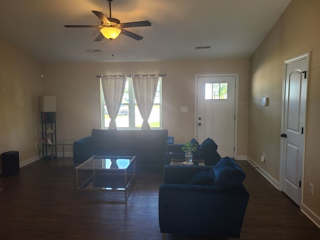 Foto del edificio - 3 Bedroom, 2 bath home in the Bridgeport C...