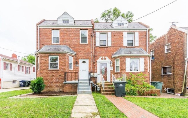 Building Photo - Exceptional Abode Off East Capitol Street!