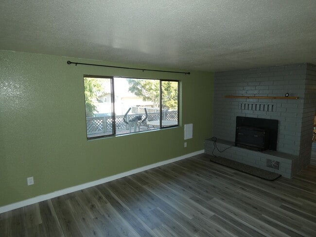 Building Photo - 1405 W 5th St