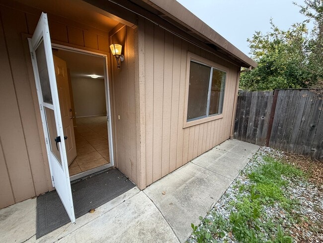 Building Photo - 615 Oriole Ave