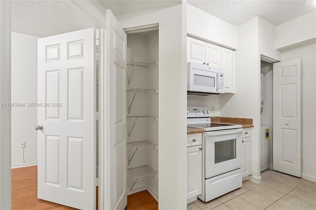 Foto del edificio - 17150 N Bay Rd