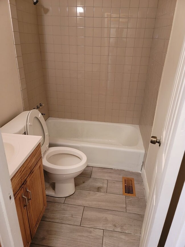 Building Photo - Large 4 bedroom 2 bath home in a great nei...