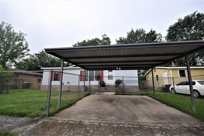 Building Photo - Spacious 3 bedrooms / 2 bath