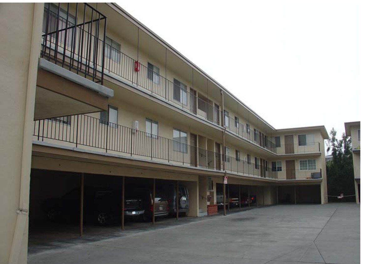 Building Photo - GW Apartments