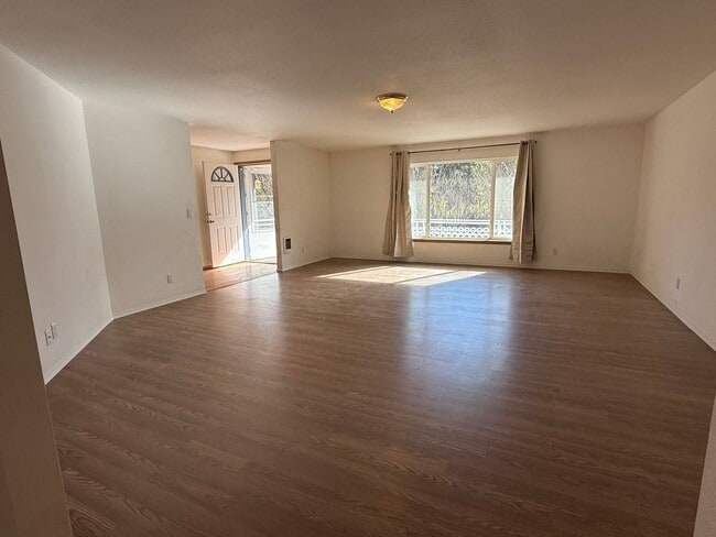 Building Photo - Wonderful open floor plan