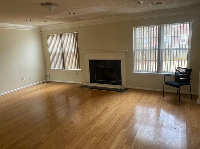 Building Photo - 4285 Fox Den Dr