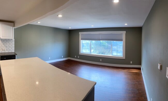 Building Photo - 583 Clarinada Ave