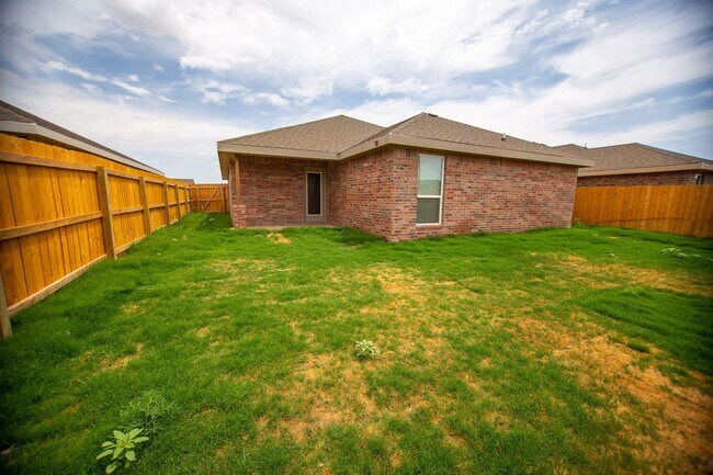 Building Photo - Cute 3 Bedroom Home In Hill Valley