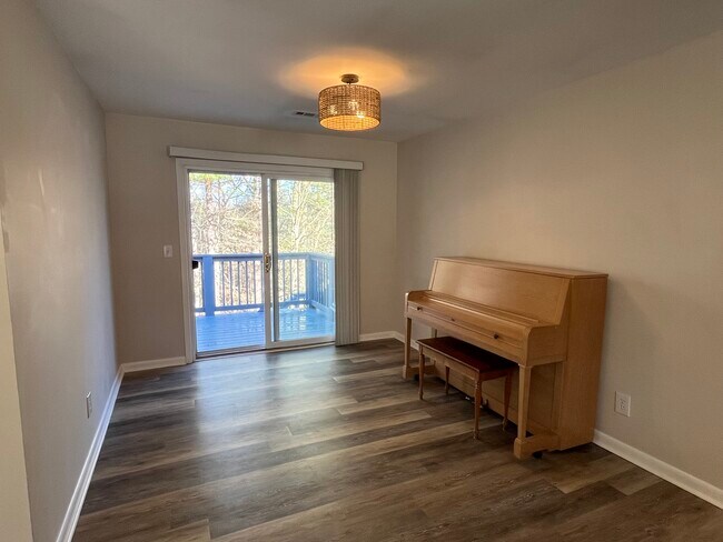 Building Photo - 575 Riverview Heights St