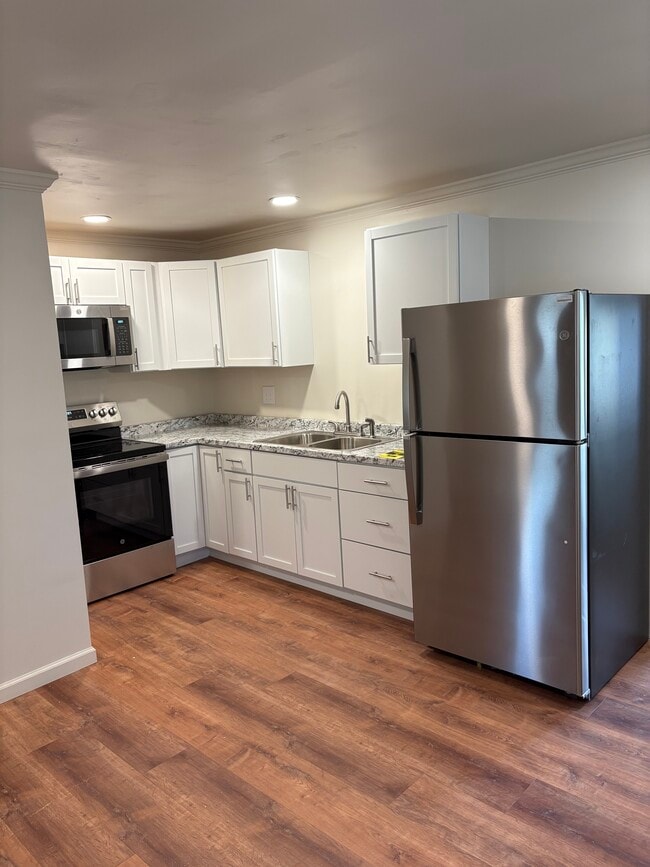 New Kitchen and appliances - 2138 E Damon Ave