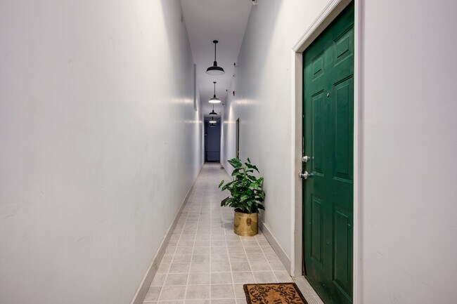 Building Photo - 1 Bedroom Apartment Downtown