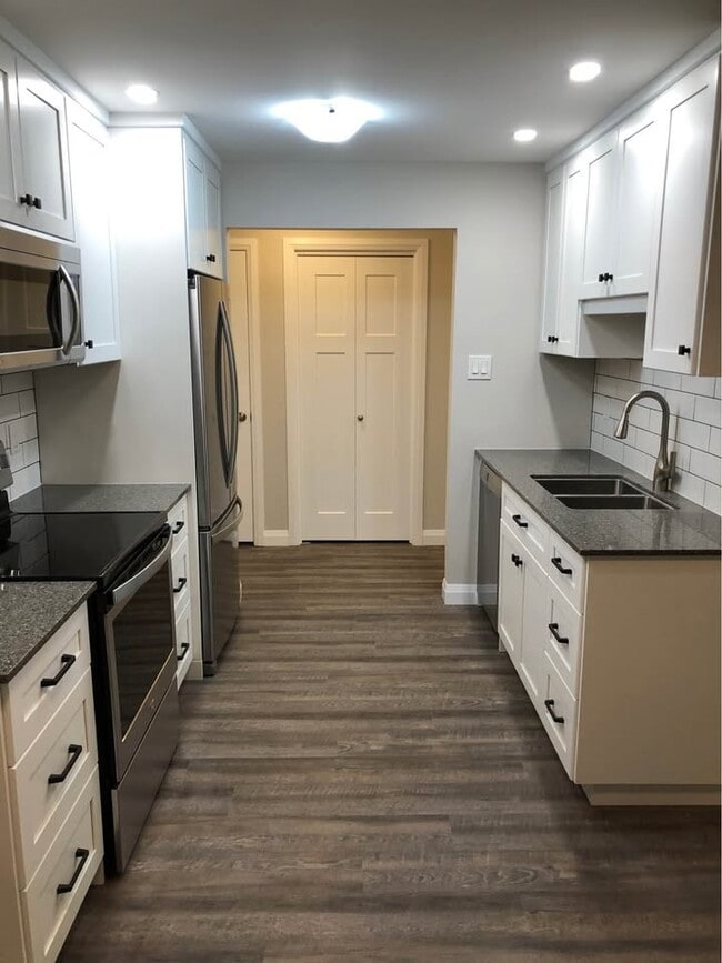 Building Photo - LIKE NEW! 2 Bedroom Apartment with Parking *  St. Thomas  * Available NOW