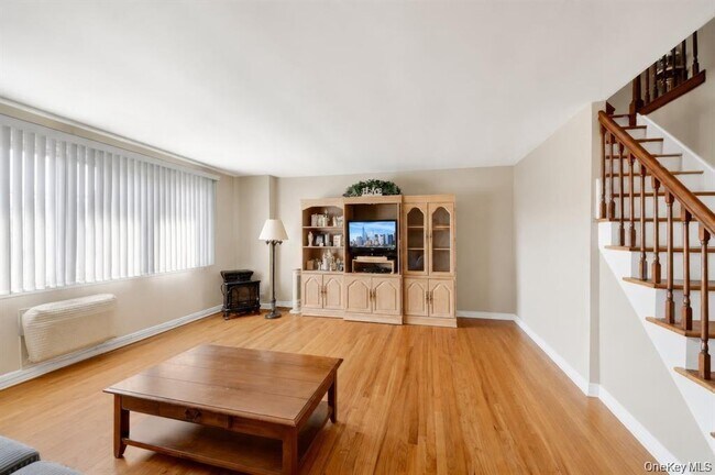 Foto del edificio - 561 Logan Ave