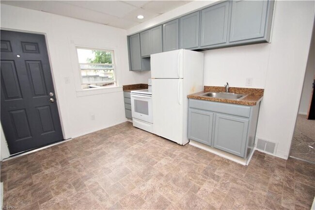 Kitchen - 557 Ohio St