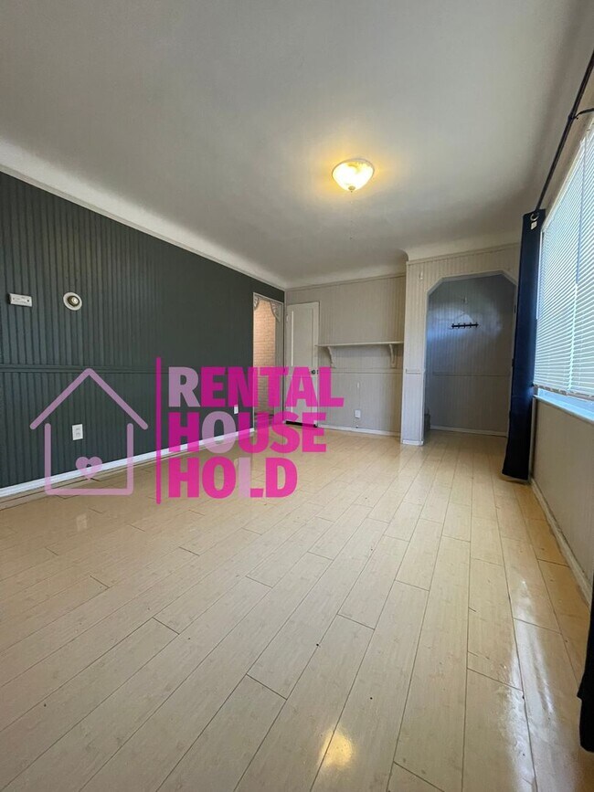 Building Photo - Stunning 3-Bedroom 1-Bath Bunglaow Located...