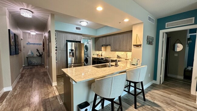 Building Photo - 3000 Oasis Grand Blvd