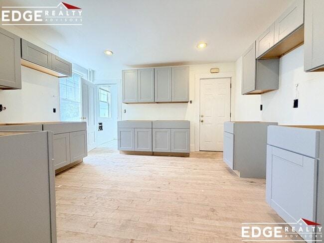 Building Photo - 22-24 Everett Sq. Unit 1