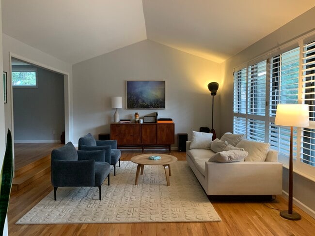 Living room (furnished) - 5292 Idylwild Trl