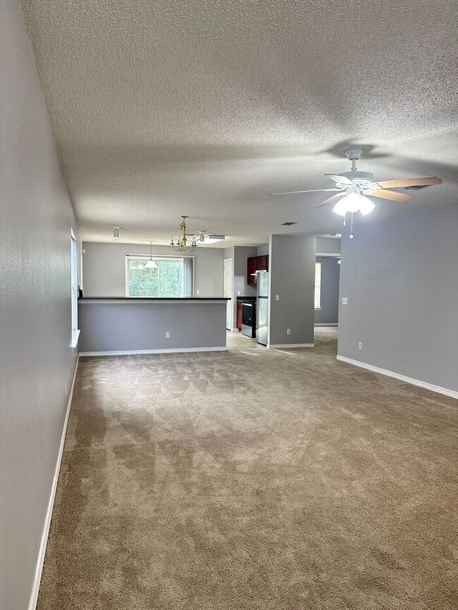 Foto del edificio - 3/2 Cottage in Maple Oaks Subdivision with garage