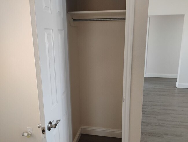 Building Photo - 4 Bed 2 bath Cozy Brick Home