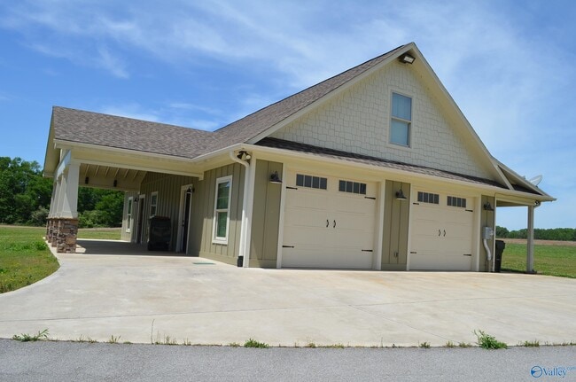 Building Photo - 585 Bobo Section Rd