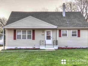 Building Photo - 3225 S 44th St