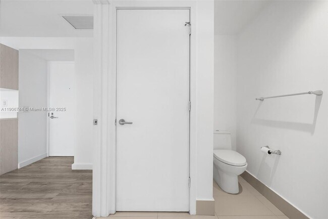 Foto del edificio - 501 NE 31st St