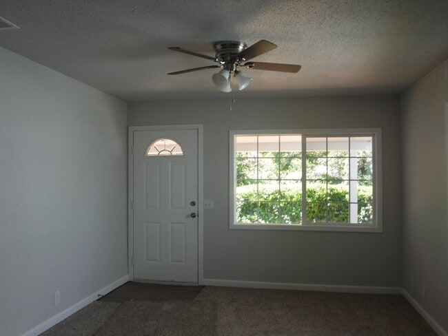 Building Photo - Charming Home In Central Location