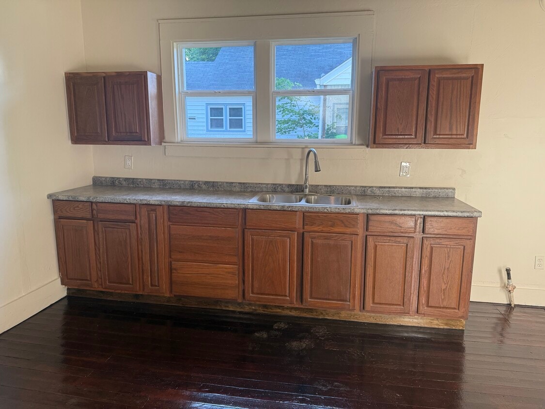 Foto del edificio - 1215 E Main St