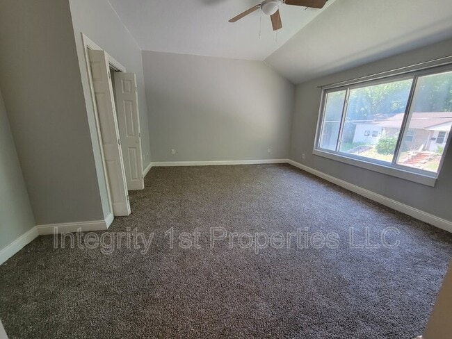 Building Photo - 425 E Broadway Ave