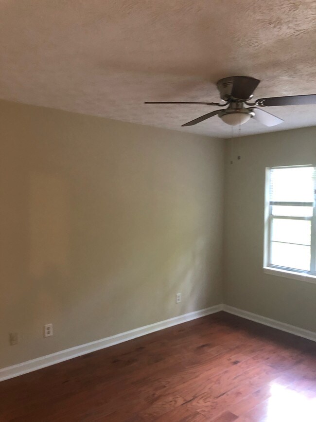 Building Photo - 127 Jolly Ln