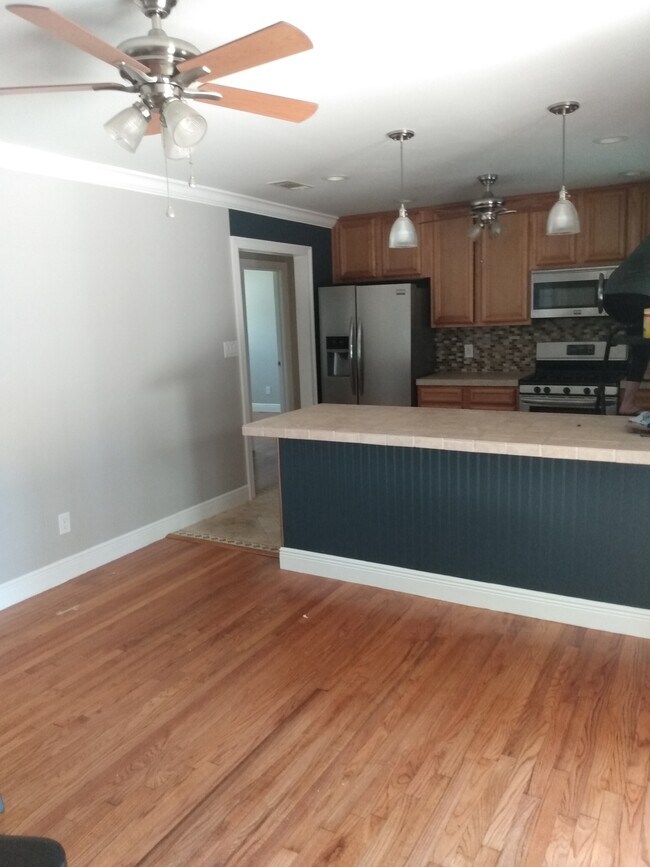 Building Photo - 2121 Lansing Dr