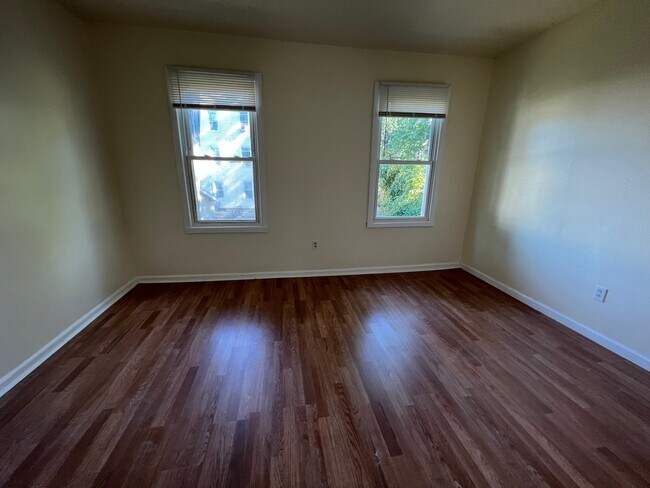 Foto del edificio - 99 Lounsbury Ave