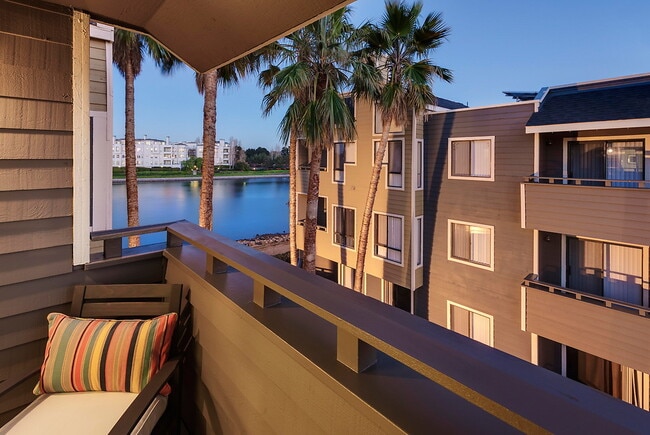 Building Photo - Lakeshore Landing