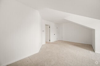 Building Photo - 302 Pinebrooke Cir
