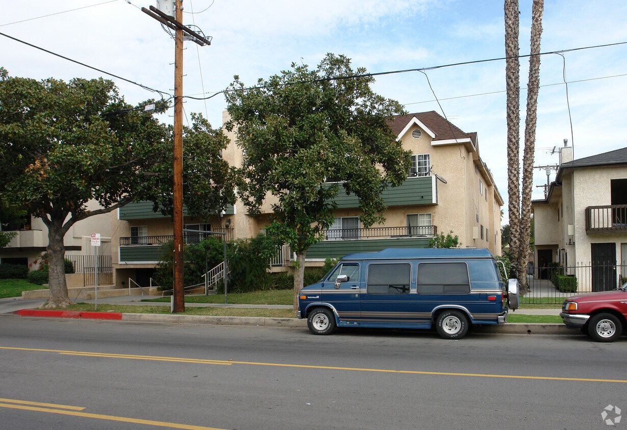Building Photo - 6450 Hazeltine Ave