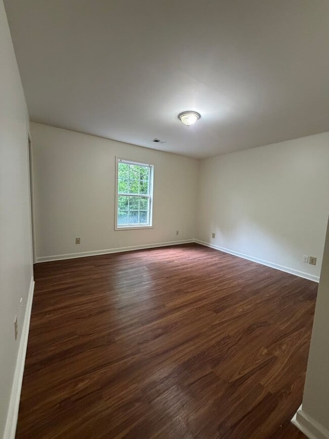 Building Photo - HALF OFF FIRST MONTH - 2 Bedroom in Versailles!