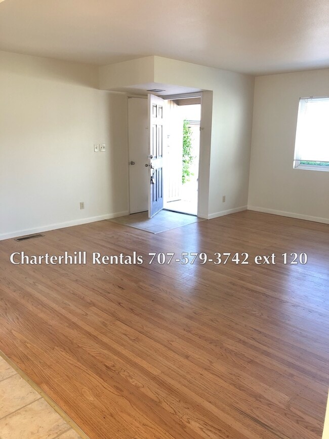 Building Photo - Bennett Valley home, single level, with pool!